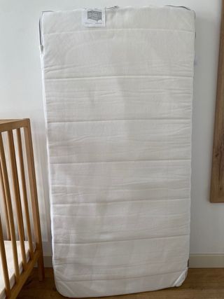 Cuna IKEA con colchón + protector