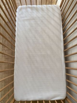 Cuna IKEA con colchón + protector