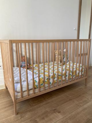 Cuna IKEA con colchón + protector