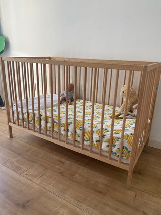 Cuna IKEA con colchón + protector