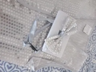 Disfraz Chaleco Lentejuelas Blanco + Pajarita