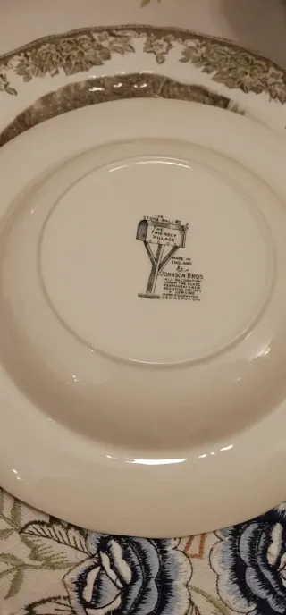Vajilla de porcelana con diseño campestre