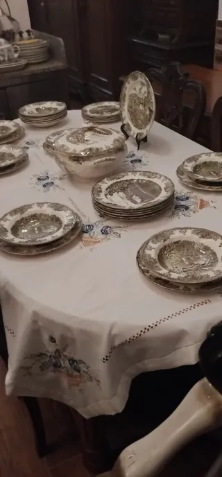 Vajilla de porcelana con diseño campestre