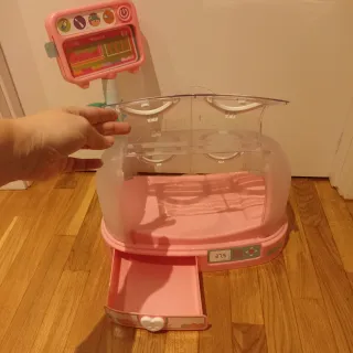 Incubadora de juguete rosa