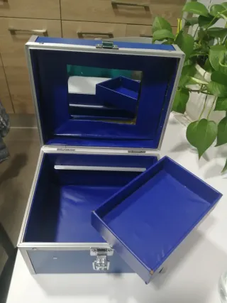 Maletín joyero/maquillaje azul y plateado.