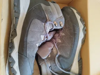 Botas de senderismo  grises y negras