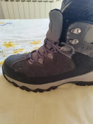 Botas de senderismo  grises y negras