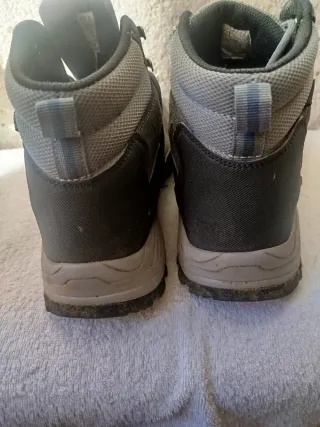 Botas de senderismo  grises y negras