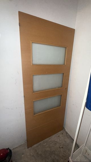 Puerta madera con 3 cristales