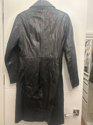 Abrigo de cuero negro