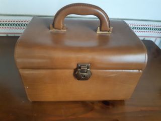 Beauty case in  similpelle marrone