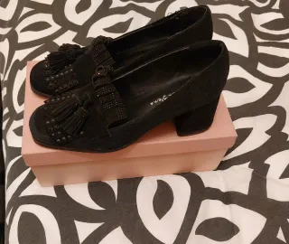 Zapatos de ante negros con tacón