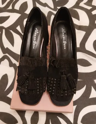 Zapatos de ante negros con tacón