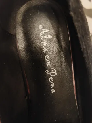 Zapatos de ante negros con tacón