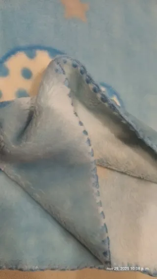 Manta cuna nubes y estrellas azul