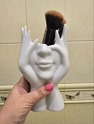 Portaspazzole trucco viso mani bianco