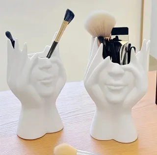 Portaspazzole trucco viso mani bianco