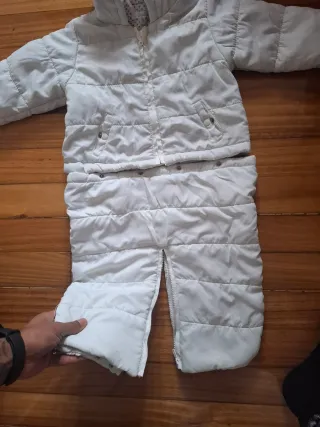 Abrigo bebé acolchado con capucha