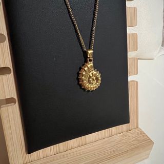 Colgante Dorado Forma Caracola