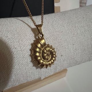 Colgante Dorado Forma Caracola