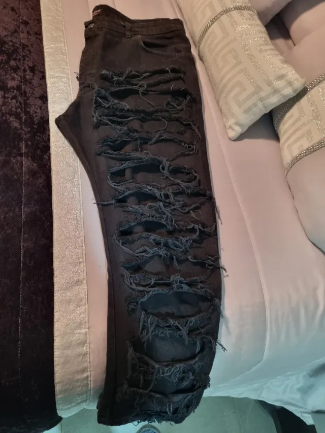 Fantastici pantaloni jeans neri strappati