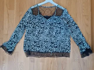 Blusa con estampado animal y encaje