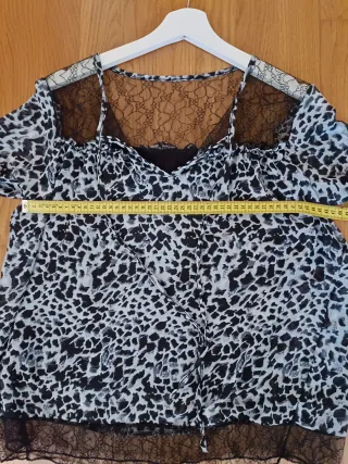 Blusa con estampado animal y encaje