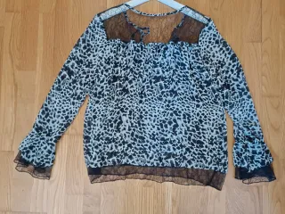 Blusa con estampado animal y encaje