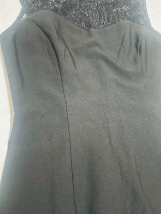 Vestido negro sin mangas con encaje