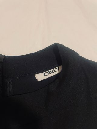 Vestido negro sin mangas con encaje