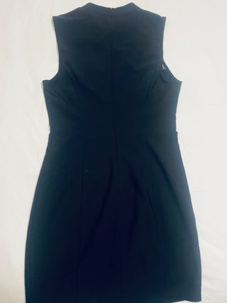 Vestido negro sin mangas con encaje