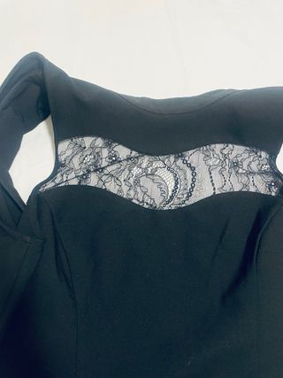 Vestido negro sin mangas con encaje