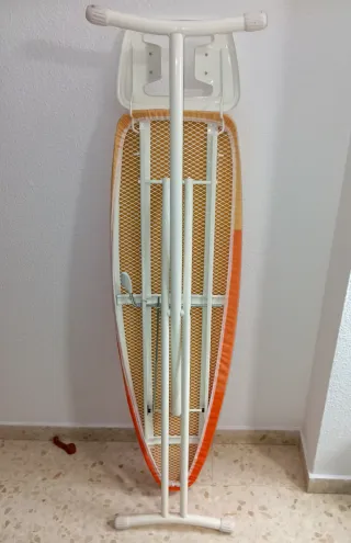 MESA O TABLA DE PLANCHAR.