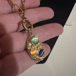 Colgante oro con piedras multicolor