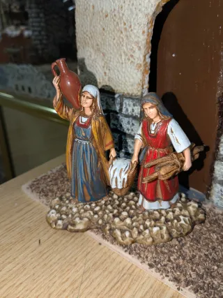 Figuras Pastoras con Cántaro y Leña