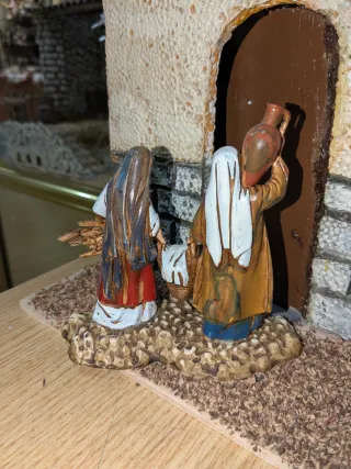 Figuras Pastoras con Cántaro y Leña