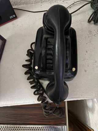 Teléfono antiguo de pared negro