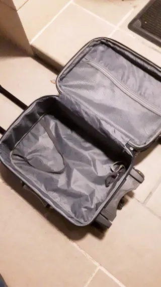 Maleta de viaje negra con ruedas