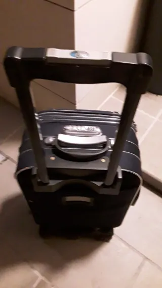 Maleta de viaje negra con ruedas