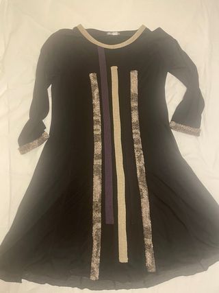 vestido midi negro con detalles
