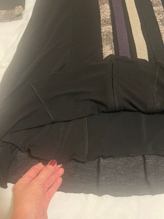 vestido midi negro con detalles