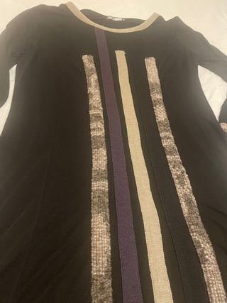 vestido midi negro con detalles