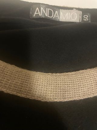 vestido midi negro con detalles