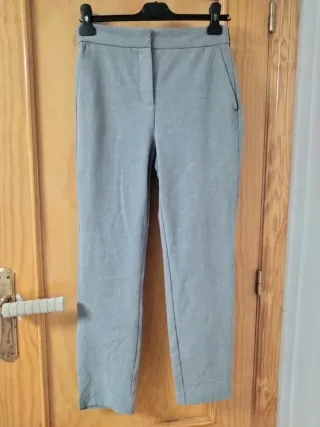 Pantalón pitillo gris