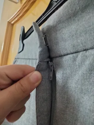 Pantalón pitillo gris