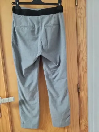 Pantalón pitillo gris