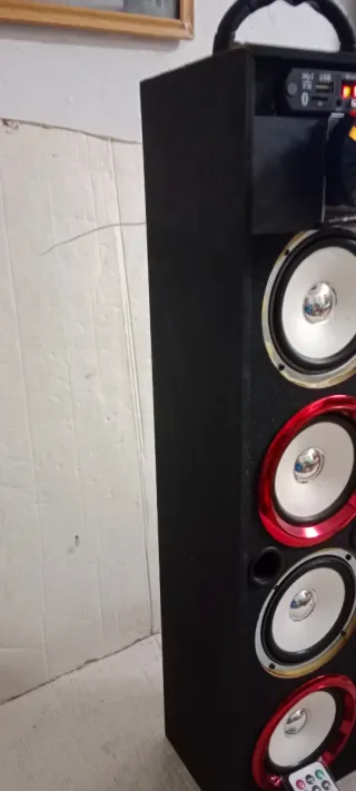 Torre de Sonido Negra Modifificada