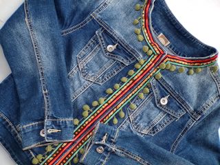 Chaqueta vaquera con bordado y pompones