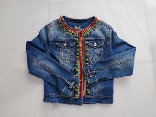 Chaqueta vaquera con bordado y pompones