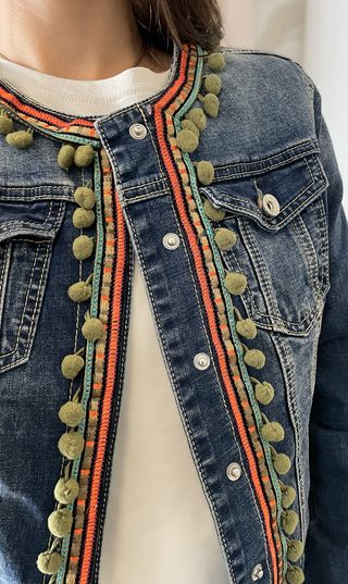 Chaqueta vaquera con bordado y pompones